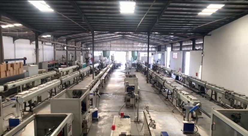 ماكينة تصنيع أنابيب البولي ايثيلين 4